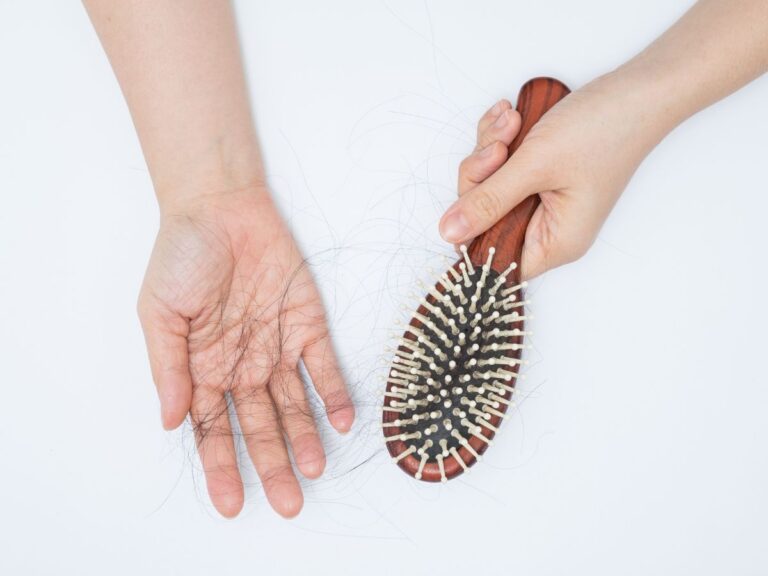 Caduta dei capelli in autunno: tutto quello che devi sapere